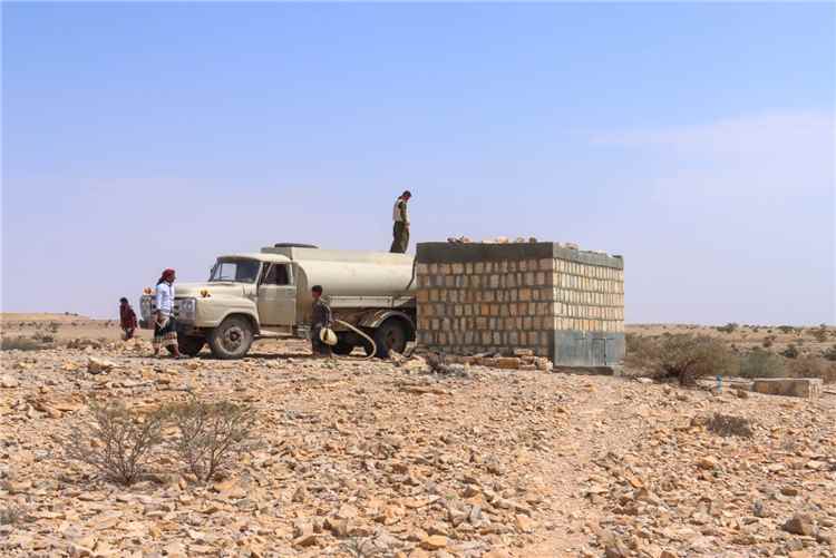 مؤسسة وادي دوعن للتنمية تنفذ حملة ( أغيثونا لنشرب 22 ) في منطقة المشطة بصوت المعوس
