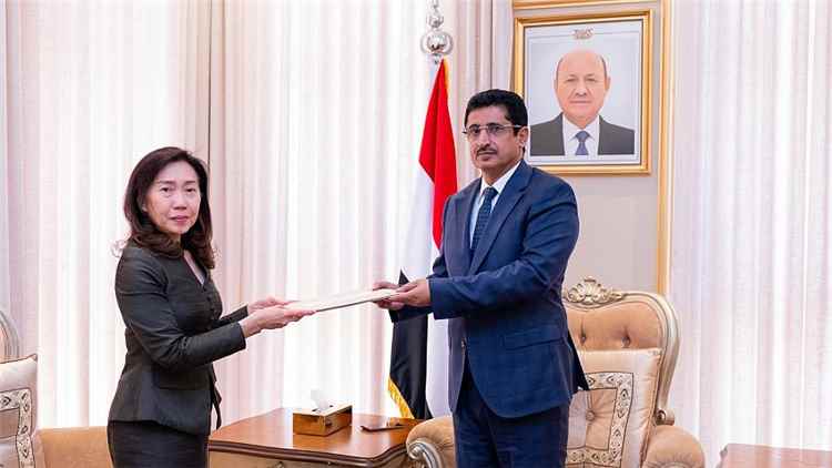 وكيل وزارة الخارجية يتسلم نسخة من أوراق اعتماد سفيرة تايلند