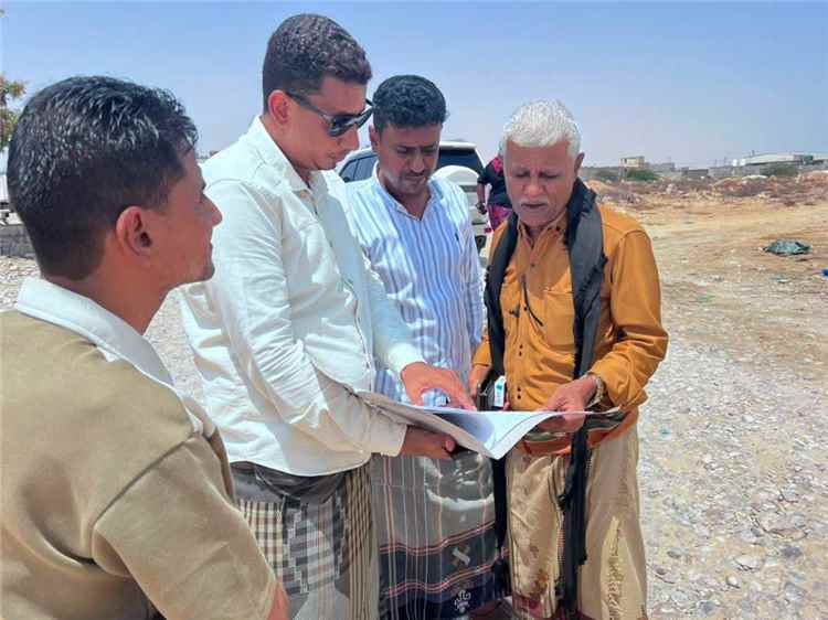 لجنة إزالة العشوائيات بالشحر تزيل استحداثا عشوائيا في الخط الرئيسي الشرقي للمدينة