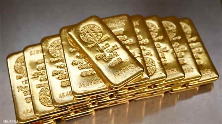 الذهب يتراجع من أعلى مستوى له في أكثر من شهرين