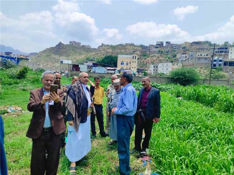 وكيل أول محافظة تعز يسلّم موقع محطة الكهرباء الجديدة بعصيفرة