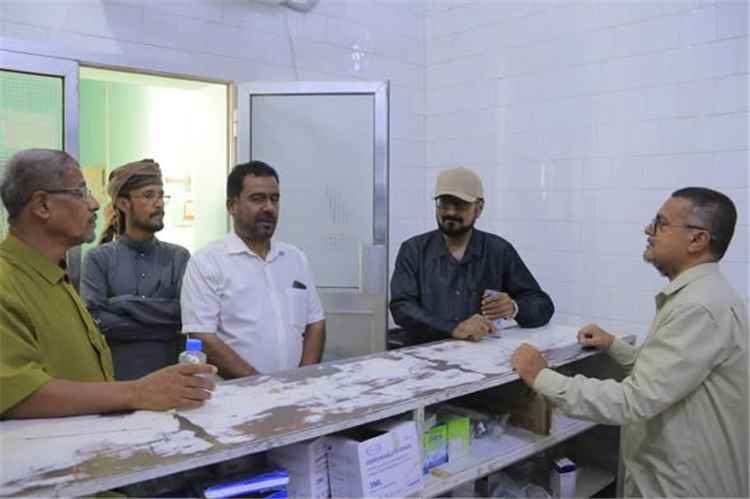 مدير عام شبام يدشن مخيمًا طبيًا مجانيًا لرعاية مرضى السكري والضغط بمستشفى شبام العام