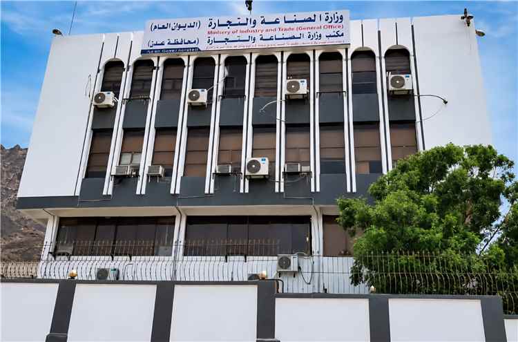 وزارة الصناعة والتجارة توجّه بالإفراج عن السكر البرازيلي ماركة (UB) بعد ثبوت مطابقته للمواصفات