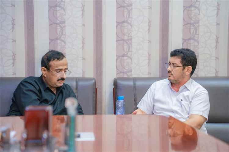 المحافظ بن الوزير يستعرض مع صندوق صيانة الطرق خطة صيانة وتأهيل شبكة الطرق بالمحافظة