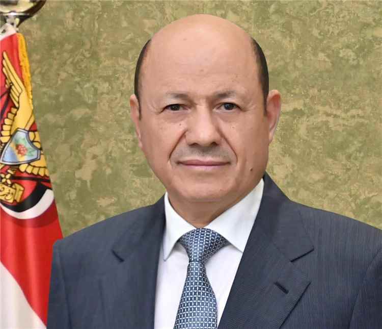 رئيس مجلس القيادة يعزي محافظ المحويت باستشهاد نجل شقيقه