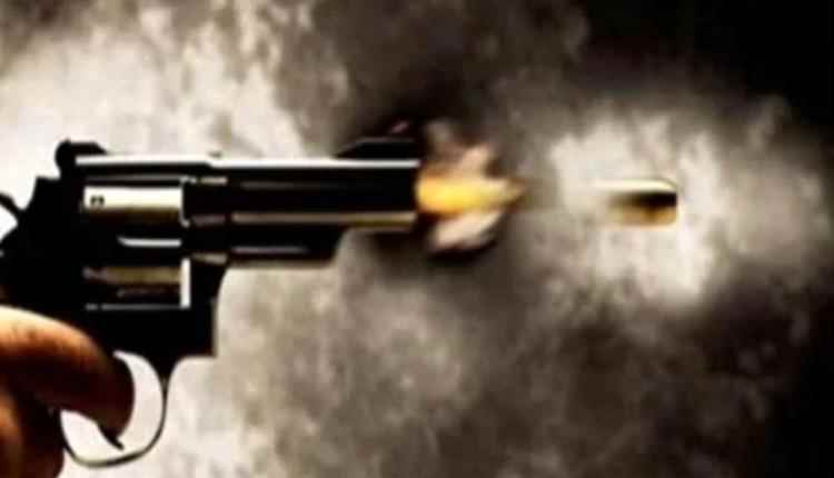 خلاف عائلي مفاجئ يتحول إلى جريمة مروعة .. أب يفرغ مسدسه في جسد ابنه ويرديه قتيلاً