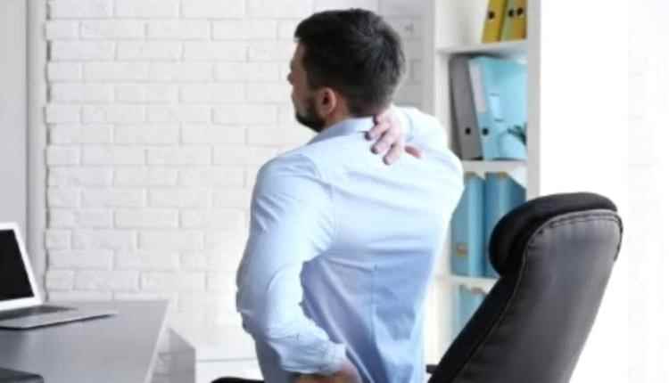 الجلوس الطويل في العمل يتلف عمودك الفقري.. والرياضة وحدها لا تكفي لإصلاحه