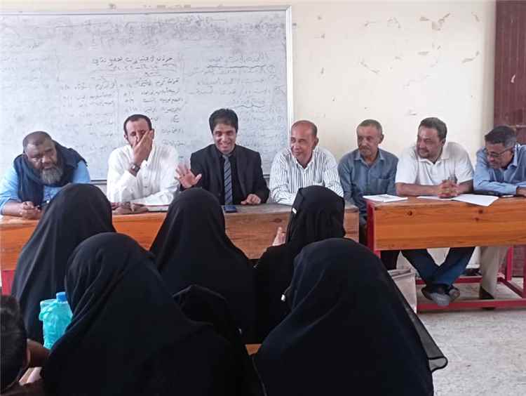 مدير عام تربية أبين يلتقي بالإدارات المدرسية والمعلمين والمعلمات في مدارس مديريتي زنجبار وخنفر