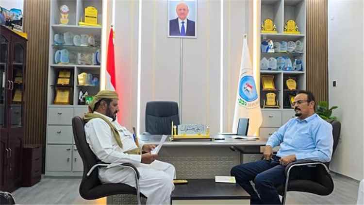 مدير عام مكتب الشباب والرياضة بمأرب يناقش مع مدير عام صرواح أوضاع القطاع الشبابي والرياضي بالمديرية