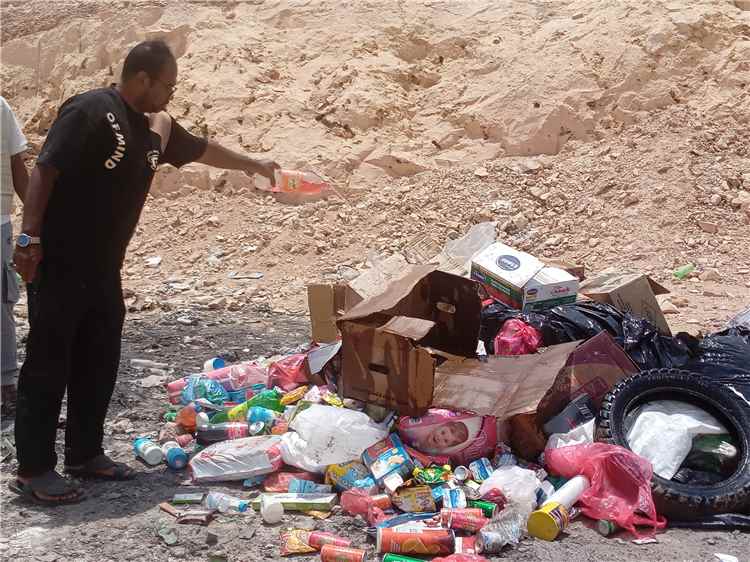مكتب الصناعة والتجارة بساحل حضرموت يتلف مواد مخالفة تم ضبطها خلال الحملات الميدانية