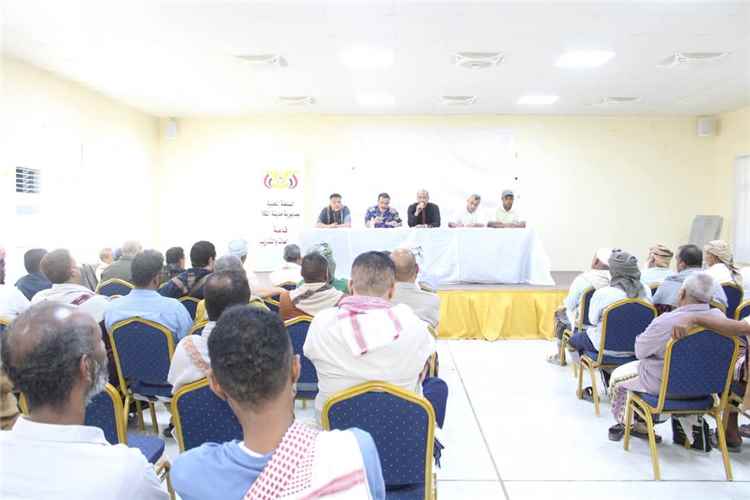 مدير عام المكلا يترأس اجتماعاً أمنياً موسعاً لتعزيز الاستقرار في الأحياء السكنية