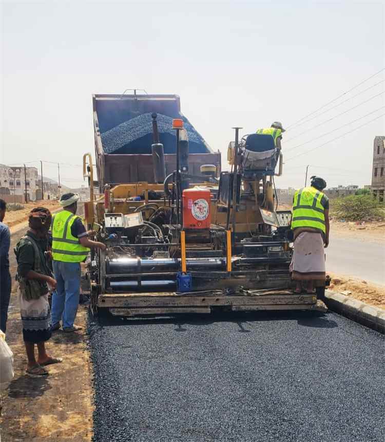 تدشين أعمال فرش الدامر وسفلتة الشارع الرئيس بمدينة عزان في شبوة