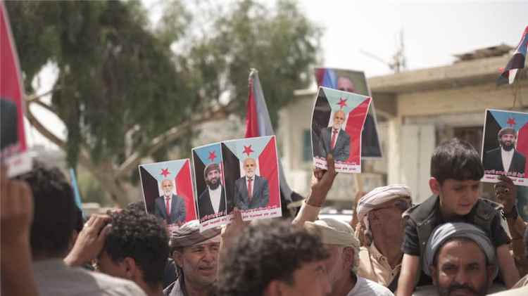 احتشاد شعبي واسع في لبعوس دعمًا لمدير المديرية وخطوات استعادة مرافق الدولة وإيراداتها