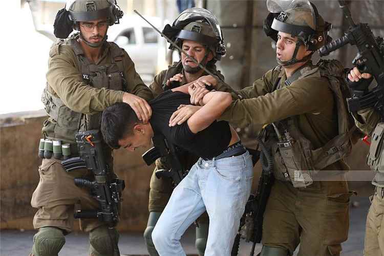الاحتلال الإسرائيلي يعتقل 10 فلسطينيين خلال اقتحامه لمدن وبلدات الضفة الغربية