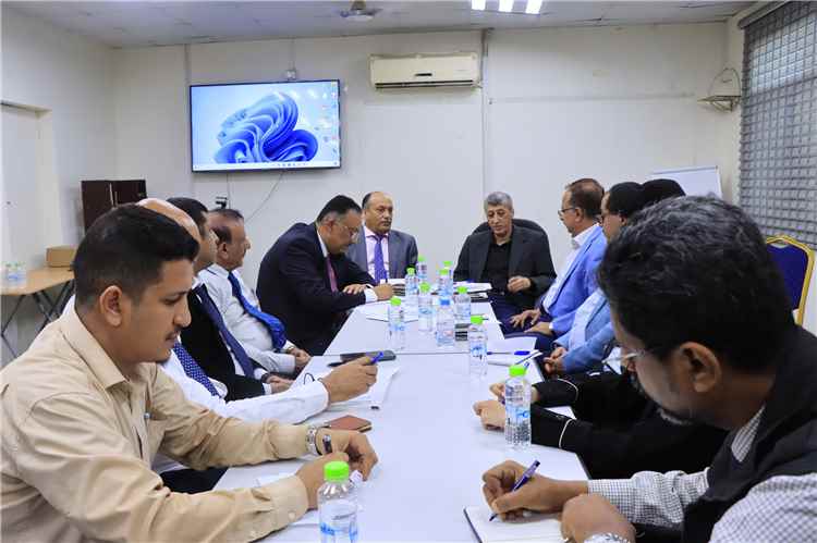 نائب وزير الصناعة يبحث مع الجمارك والقطاع الخاص الارتقاء بالتسهيلات التجارية وتعزيز المخزون الاستراتيجي
