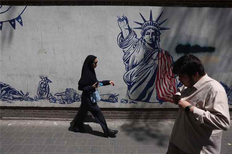 رويترز : أمريكا تتوعد "بحرب اقتصادية" وإيران تهدد بوقف جميع تدفقات النفط