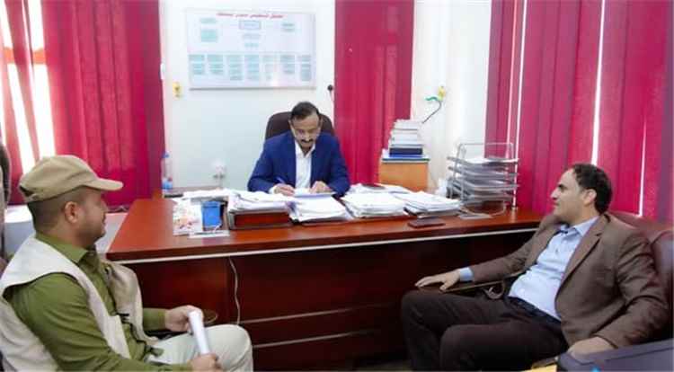 المحافظ بن الوزير يشيد بتوجيهات وزير الأشغال لاعتماد تأهيل مقطع رمة–حرشفان بطريق عتق–بيحان