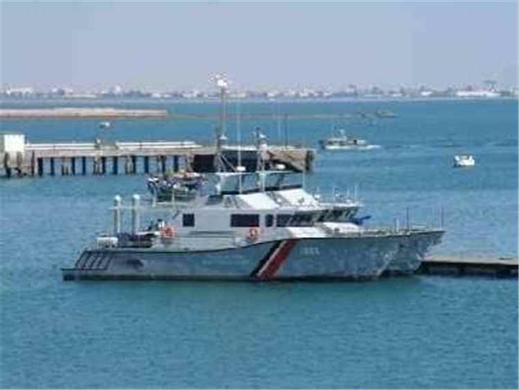 خفر السواحل تضبط سفينة محملة بمواد مهربة قبالة سواحل عدن