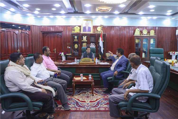 محافظ المهرة يؤكد مراجعة دراسة الخط الناقل لمحطتي الكهرباء الجديدتين
