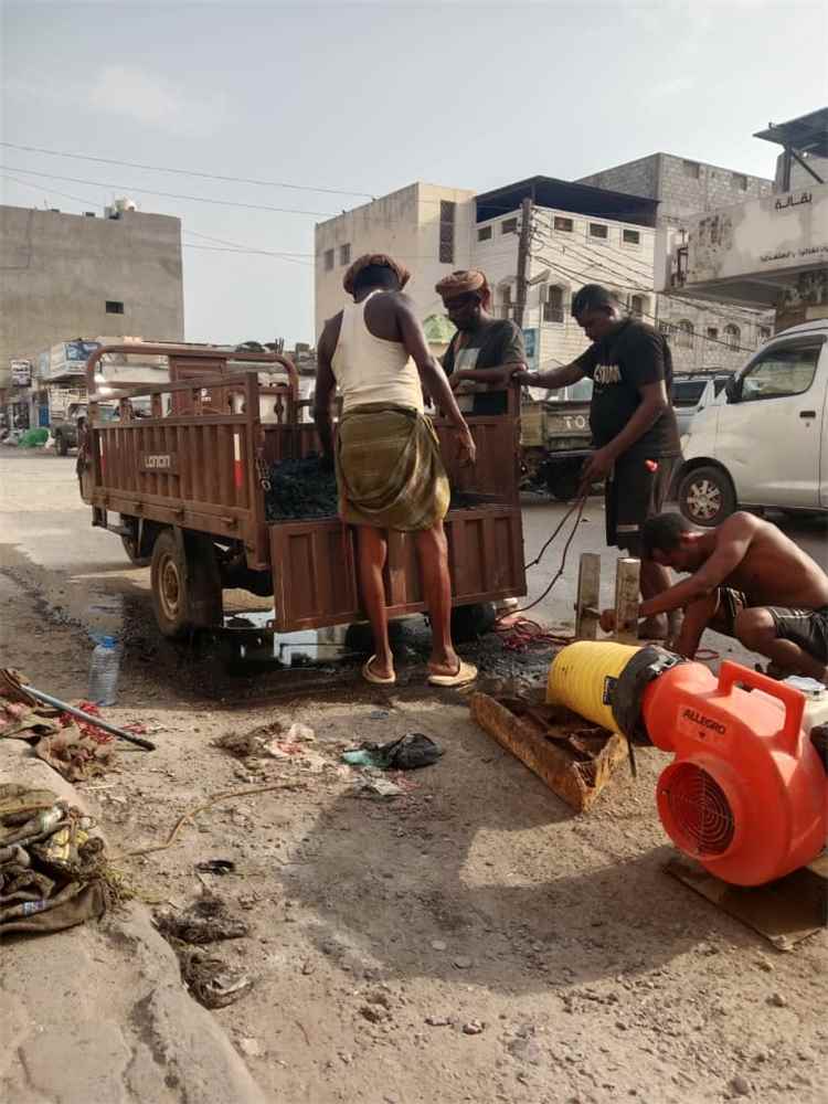 فرق الصرف الصحي بعدن تواصل تنفيذ أعمالها اليومية في صيانة الشبكات وفتح الانسدادات