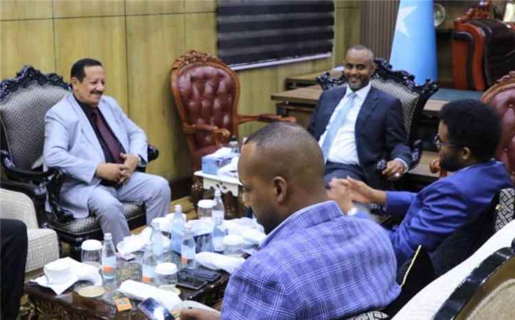 سفير بلادنا يبحث مع رئيس البرلمان الصومالي سبل تعزيز العلاقات الثنائية بين البلدين