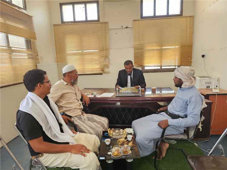 مدير مكتب الزراعة والري والثروة السمكية بالقطن يناقش مع أعضاء الوحدة البيطرية احتياجات المديرية