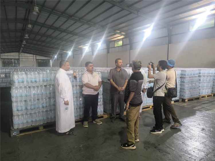 مسؤولون وقيادات محلية  يضعون حجر الأساس للمرحلة الثالثة من توسعة مصنع زلال للمياه المعدنية بلحج