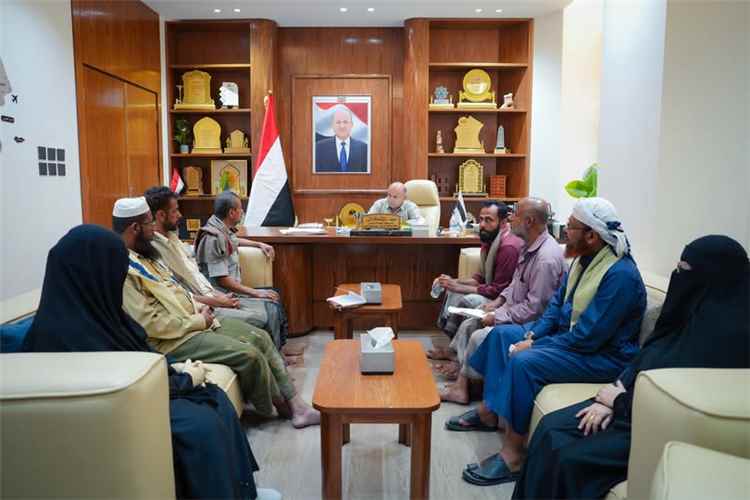 عضو مجلس القيادة محافظ حضرموت يؤكد وقوفه إلى جانب المعلم ويشدد على أهمية انتظام العملية التعليمية