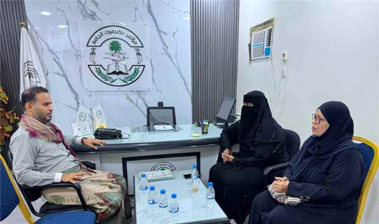 الأمين العام لمؤتمر حضرموت الجامع يبحث مع قيادات نسوية تعزيز دور المرأة في العمل التنظيمي والمجتمعي