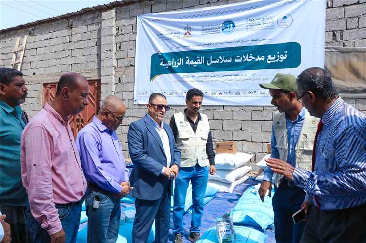 نائب محافظ أبين يدشن توزيع مدخلات سلاسل القيمة الزراعية لصغار المزارعين بمديرية زنجبار