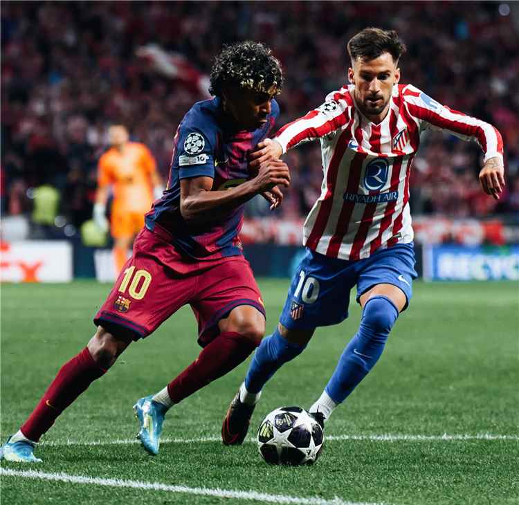 يويفا يعترف باستحقاق برشلونة ركلة جزاء ضد أتلتيكو مدريد في دوري أبطال أوروبا الموسم الماضي
