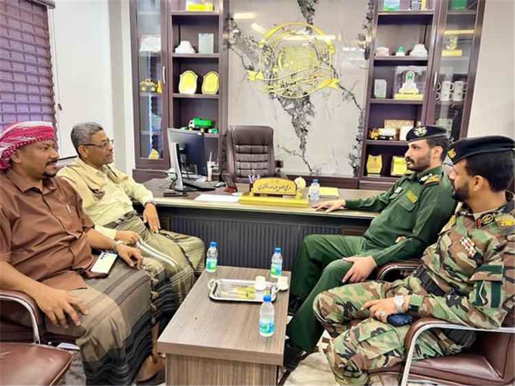 مدير عام شرطة وادي وصحراء حضرموت يبحث مع المدير التنفيذي لصندوق النظافة والتحسين تعزيز العمل المشترك