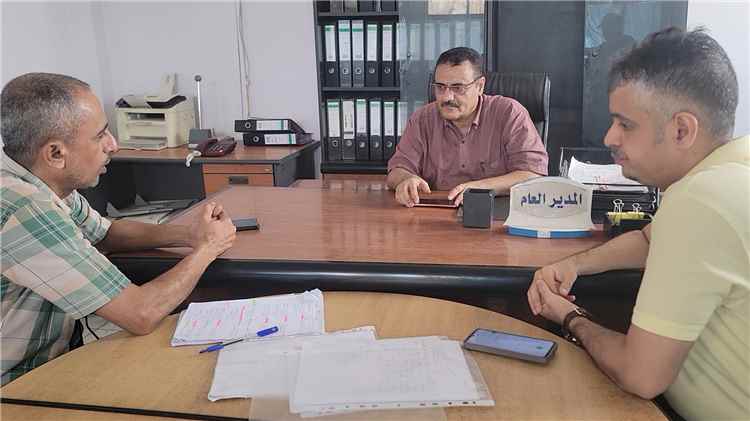 مدير عام البريقة يناقش سبل تحسين الشبكة الكهربائية بالمديرية