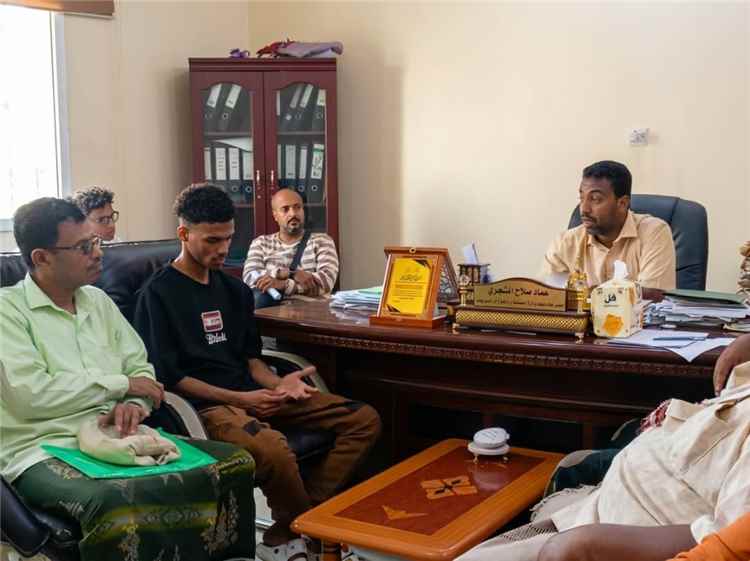 مدير صناعة وتجارة ساحل حضرموت يلتقي فريق الأسواق لمناقشة أبرز الصعوبات