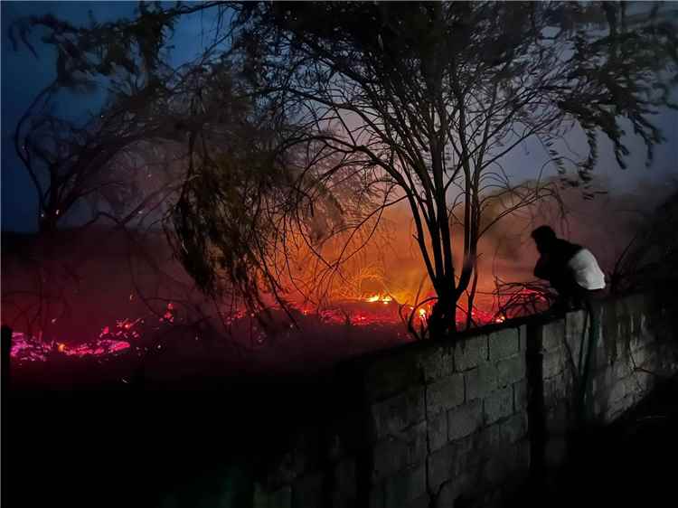 السيطرة على حريق في حي الإنشاءات بزنجبار وسط تساؤلات حول جاهزية فرق الإطفاء