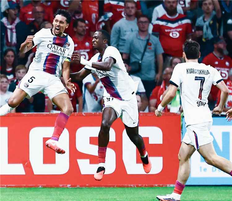 ريمونتادا في الرمق الأخير.. باريس ينجو من الخسارة أمام ليل في الدوري الفرنسي