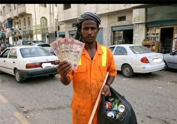 عامل نظافة في عدن يعثر على 1200 ريال سعودي ويعيدها إلى صاحبتها