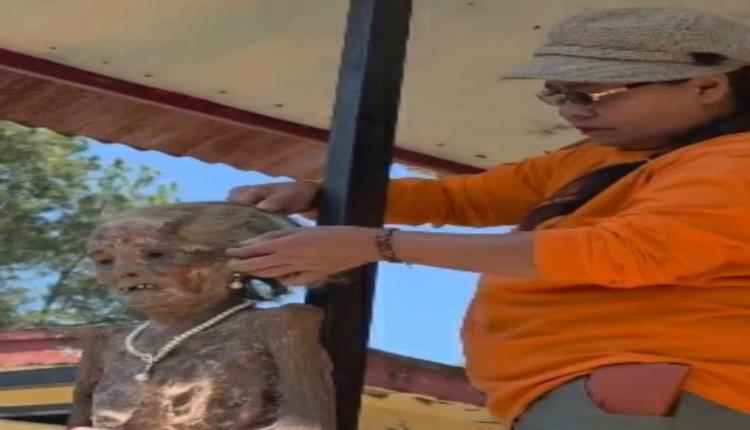 امرأة تستيقظ كل صباح لتسريح شعر جثة والدتها في أغرب العادات الإندونيسية