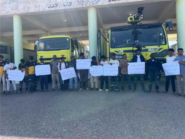 موظفو مطار سقطرى ينظمون وقفة احتجاجية ويرفضون استمرار مدير المطار في منصبه