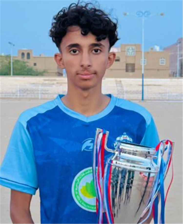 محمد حسان العنسي.. شبلٌ يركض نحو المجد ويحلم برفع علم اليمن