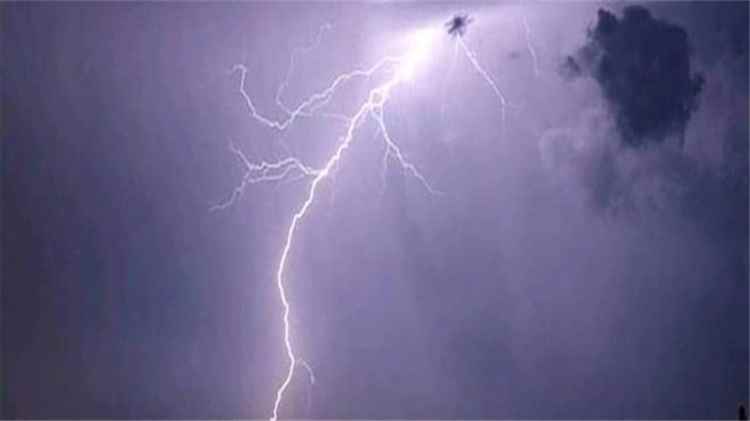 صاعقة رعدية تقتل شخصا وتصيب اثنين في بالضالع