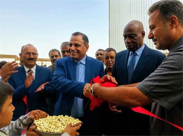 افتتاح مصنع لإنتاج الأعلاف الحيوانية وتفقد عدد من المنشآت الصناعية في لحج