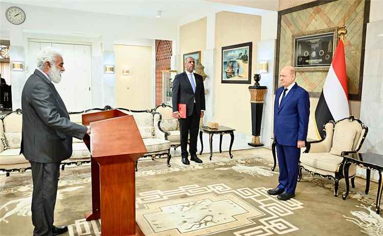 وزير التخطيط والتعاون الدولي يؤدي اليمين الدستورية أمام رئيس مجلس القيادة الرئاسي