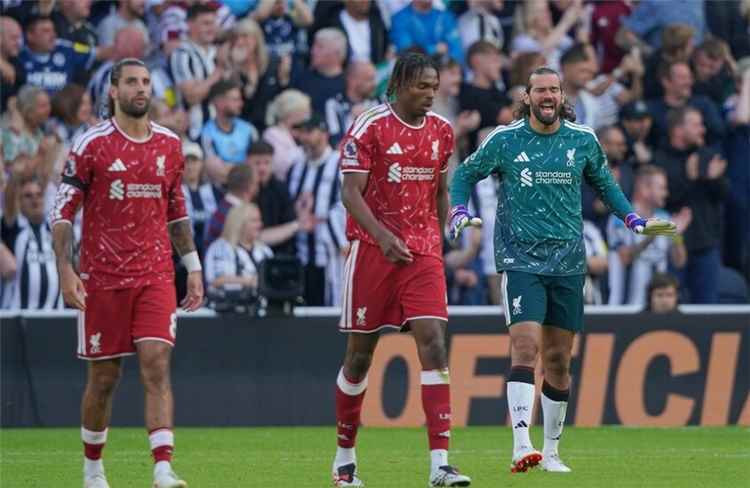 غضب عارم في ليفربول.. مدرب "الريدز" يهاجم الحكم وأليسون يركل لوحة التبديلات