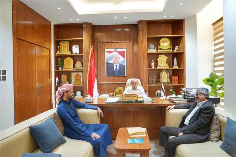عضو مجلس القيادة الخنبشي يناقش أوضاع منفذ الوديعة وجهود تطوير العمل وتعزيز مكافحة التهريب