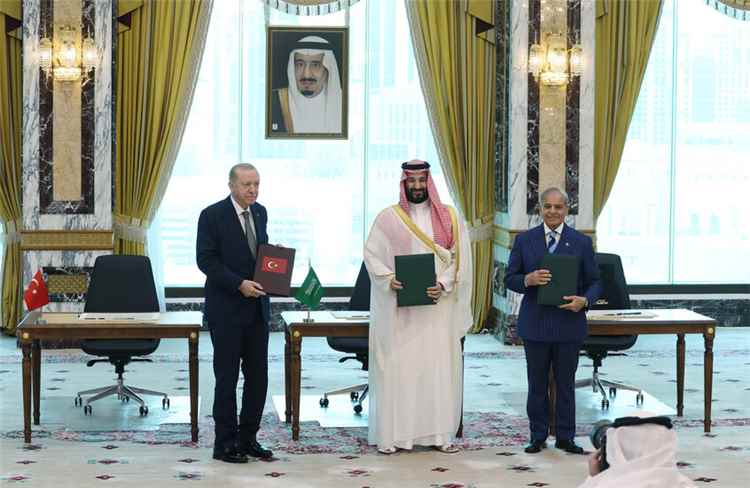 رويترز:  باكستان تكشف موعد ومكان الاجتماع الافتتاحي للجنة الدفاعية بموجب "اتفاقية مكة".. من سيشارك؟