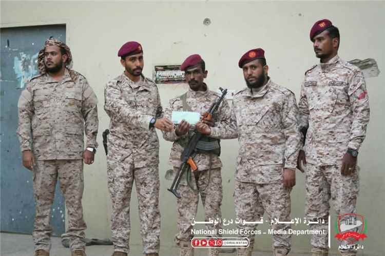 قيادة الفرقة الثانية تكرم أفراد اللواء الثاني بنقطة الغرف تقديراً ليقظتهم وانضباطهم الأمني
