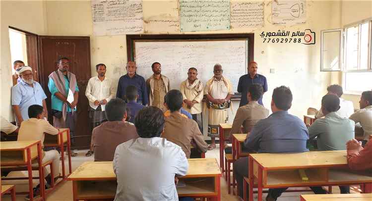 مدير عام ميفعة ومدير التربية يتفقدان سير العملية التعليمية بثانوية عزان النموذجية