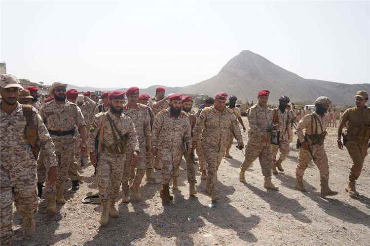 القوات المسلحة ترفع جاهزيته وسط ترقب لعملية برية والحوثيون في حالة استنفار