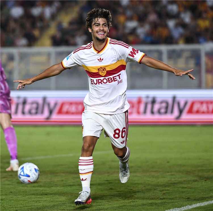 روما يواصل سحق خصومه ضاربا ليتشي برباعية نظيفة ليعتلي صدارة الدوري الإيطالي